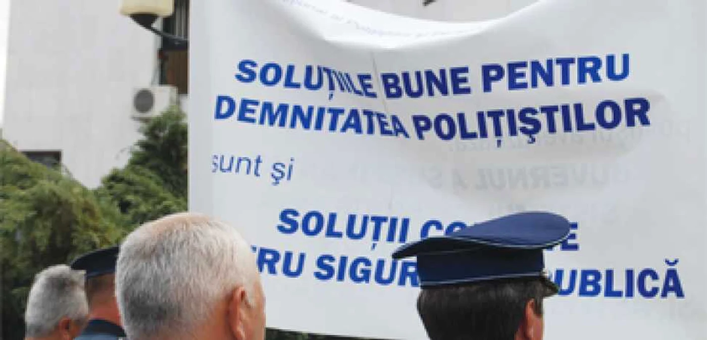 Poliţiştii olteni au ieşit din nou în faţa Prefecturii