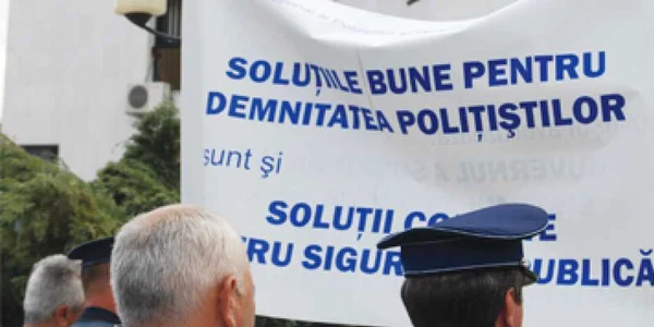 Poliţiştii olteni au ieşit din nou în faţa Prefecturii