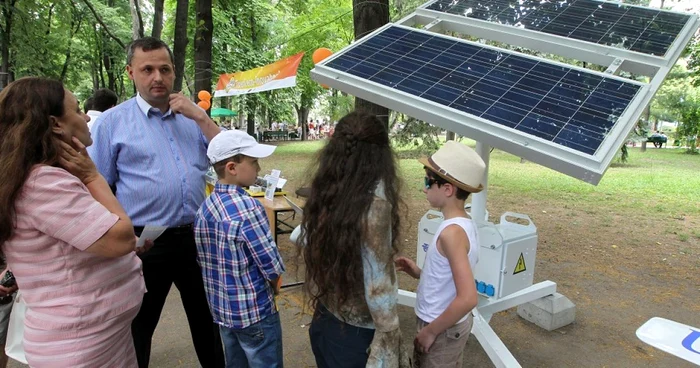 Dispozitivele de energie regenerabilă au stârnit atenţia vizitatorilor de toate vârstele, la Sun Da-i Fest Foto: Tudor Iovu