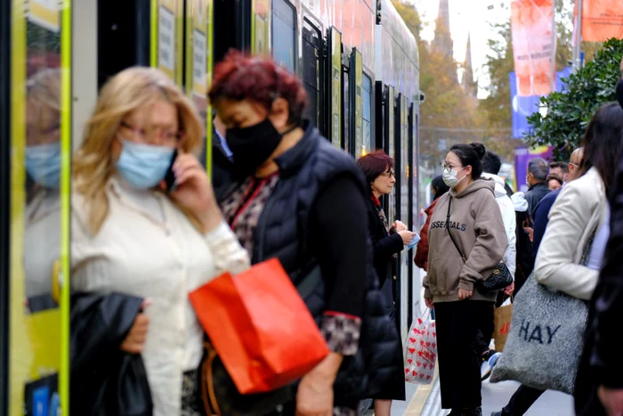 Locuitorii din Melbourne sunt nevoiţi din nou să poarte mască în exterior FOTO EPA-EFE