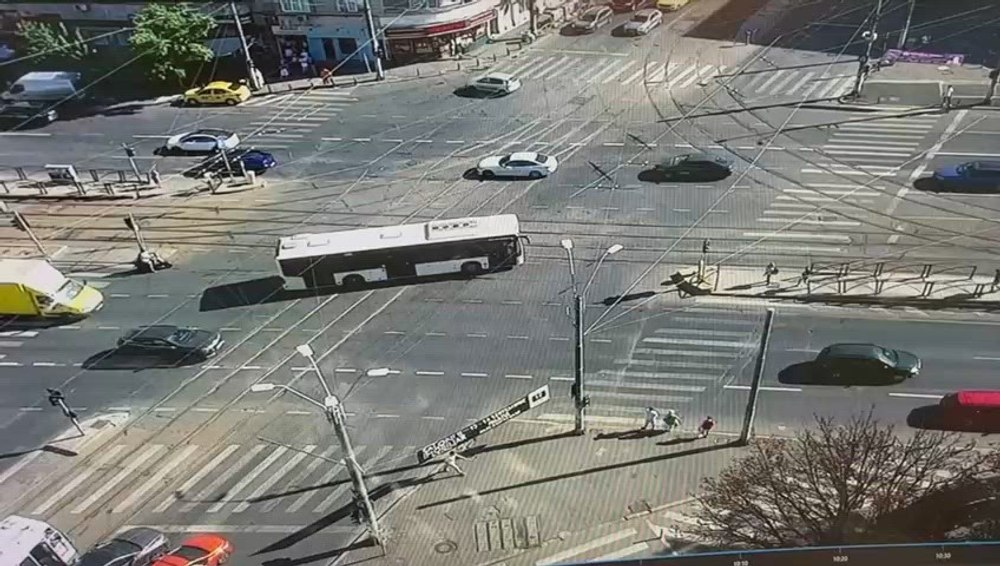 Un tânăr de 22 de ani a dat cu trotineta peste o femeie, pe trecerea de pietoni. Victima a murit după 4 zile la spital