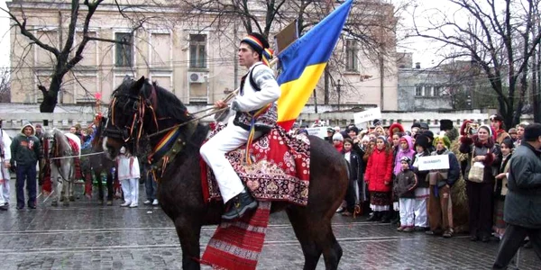 Oamenii pot vedea tradiţie autentică. Foto: Bogdan Nistor