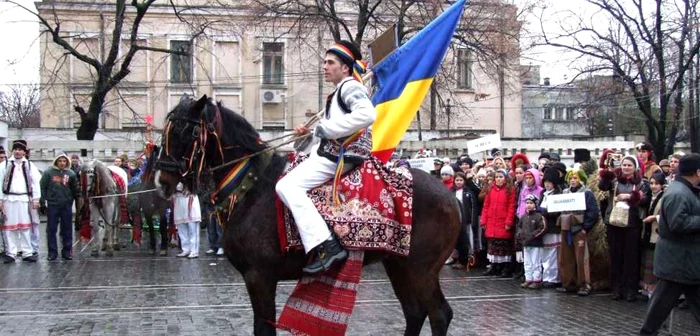 Oamenii pot vedea tradiţie autentică. Foto: Bogdan Nistor