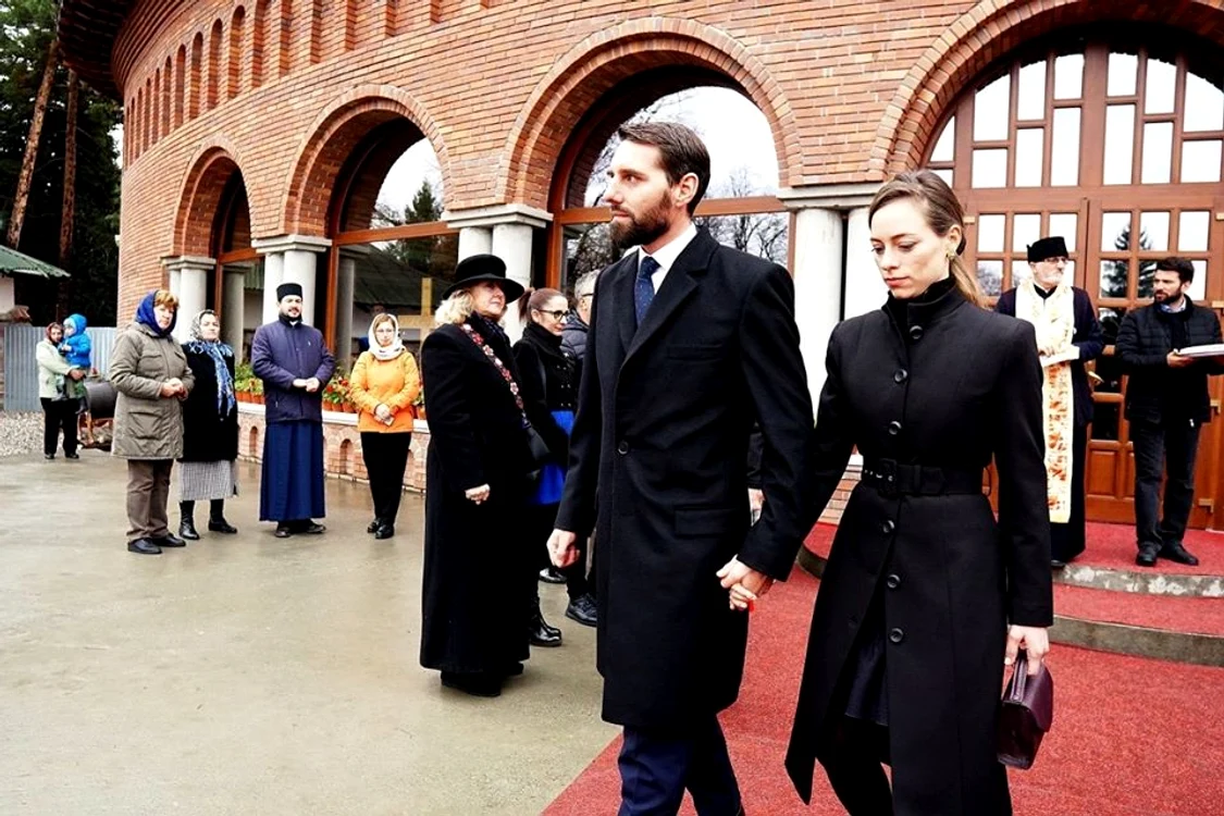 
    Fostul prinț Nicoale a plecat supărat de la parastul bunicului său, de mână cu soția sa, Alina Binderfoto: arhivă personală  