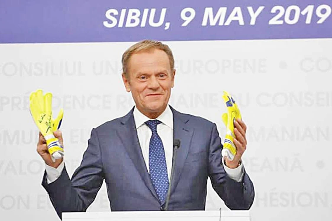 Mândrie mare pe Donald Tusk. Cine mai are mănuşi ca ale lui?