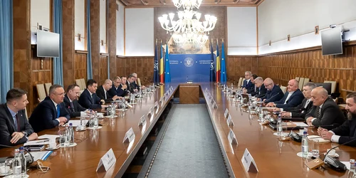 Întâlnirea premierului cu reprezentanții Asociației Naționale a Exportatorilor și Importatorilor din România FOTO: GOV.RO