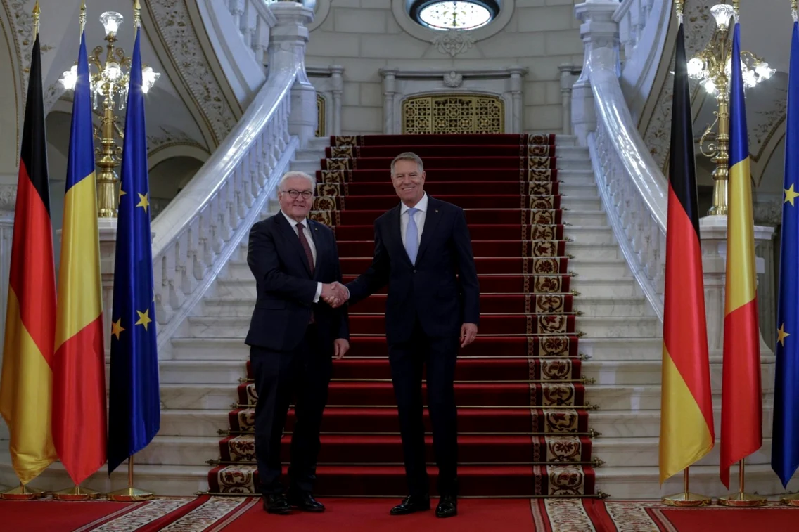 Klaus Iohannis îl întâmpină pe preşedintele Germaniei Frank-Walter Steinmeier. FOTO  Inquam Photos / George Calin