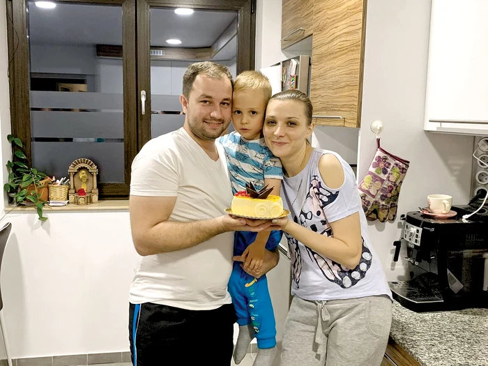 Tudor Ionescu s-a bucurat de tortul aniversar, împreună cu soţia Mihaela şi fiul Sebastian