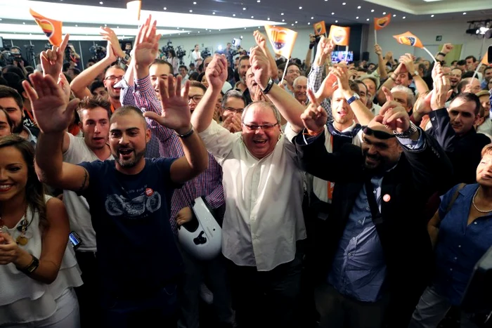 
    Separatiştii au câştigat 72 din cele 135 de mandate ale Parlamentului catalanFoto: AFP  