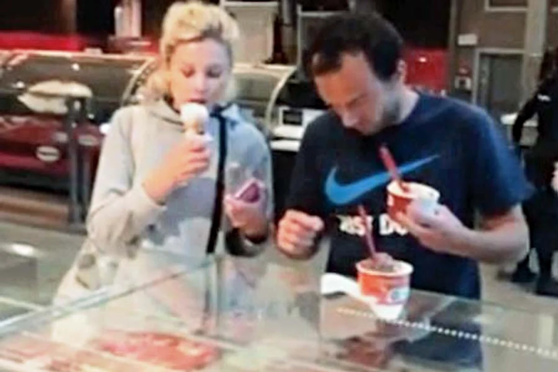 Daiana şi Florin, în gelaterie