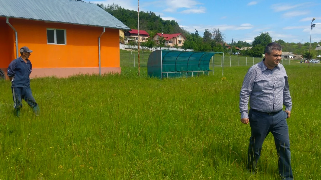 Distanţa dintre şcoala din centrul comunei şi baza sportivă din Bumbuia este de aproape 5 kilometri, ceea ce face imposibilă deplasarea elevilor către ea.