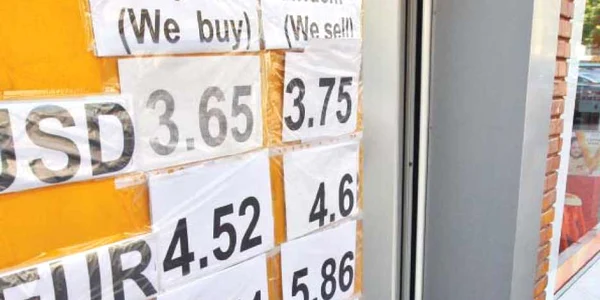 Presiunile tot mai puternice asupra leului sunt vizibile în fiecare zi la casele de schimb valutar
