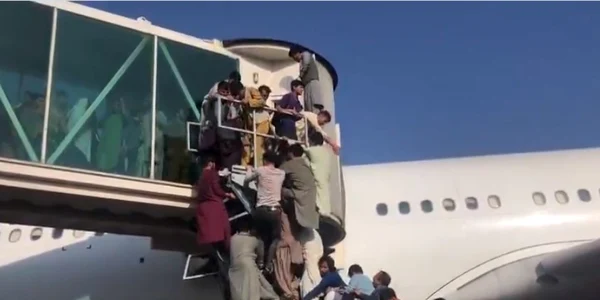Imbulzeala pe aeroportul din Kabul dupa preluarea puterii de catre talibani FOTO Twitter @NicolaCareem