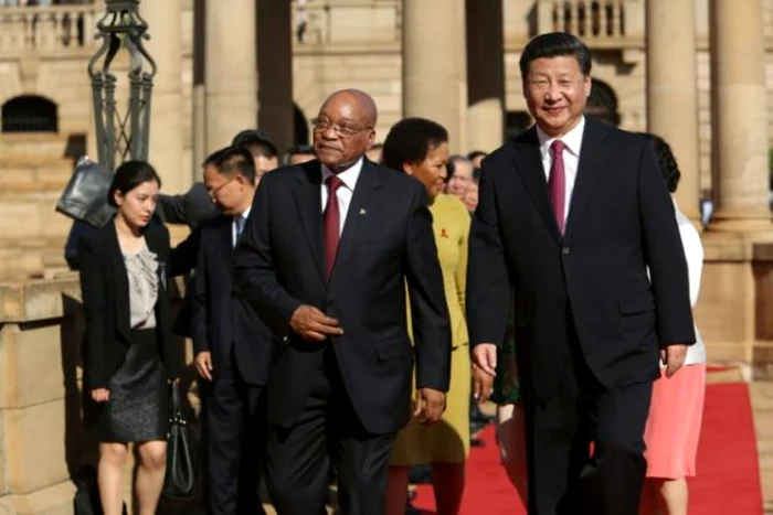Preşedintele sud-african Jacob Zuma (stânga) şi omologul său chinez Xi Jinping (dreapta) la Pretoria FOTO AFP
