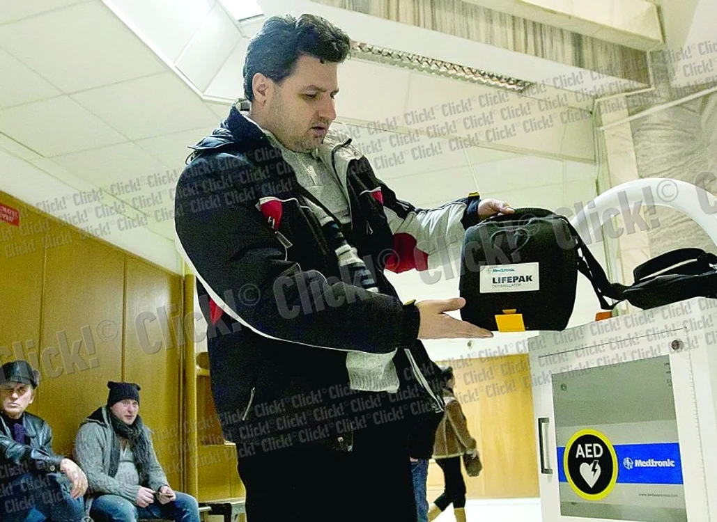 
    Reporterul Click! ne arată defibrilatorul montat în sediul  Palatului de Justiţie din Galaţi (FOTO: COSMIN COSTACHE)  