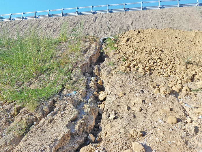 2019- Așa arăta în ziua recepției: terasament surpat și asfalt vălurit