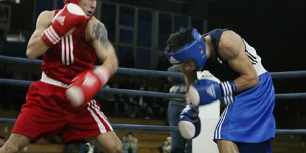 Traian Lupu (stânga) a cucerit ieri a patra Cupă a României în faţa propriilor suporteri, în Sala Sporturilor din Iaşi