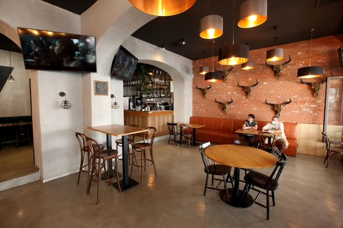 La masă, în așteptarea comenzii