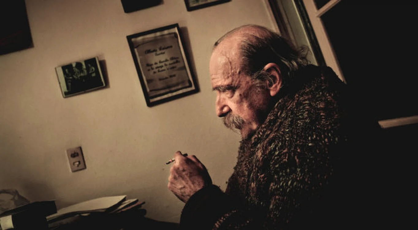 Scriitorul argentinian Alberto Laiseca, în vârstă de 71 de ani. FOTO nytimes.com