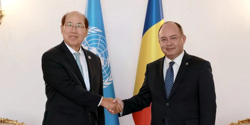 Bogdan Aurescu alături de Secretarul General al OMI