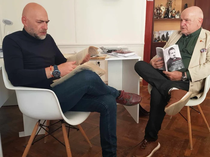 Judecătorul Horea și avocatul Tudor Oprean păstrează cu sfințenie documentele FOTO Claudia Untaru