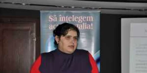 Faţa şi mâinile mai dezvoltate ale Mihaelei „trădează“ faptul că suferă de acromegalie