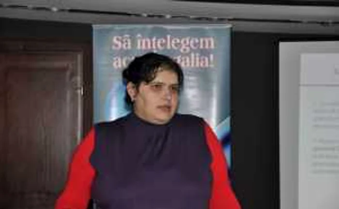 Faţa şi mâinile mai dezvoltate ale Mihaelei „trădează“ faptul că suferă de acromegalie