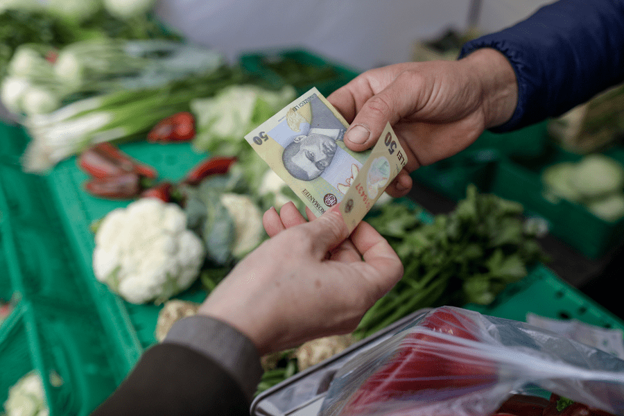 Cumpărătorii români vor putea afla de unde provin produsele de pe tarabe. Ce schimbări se anunță pe piețe