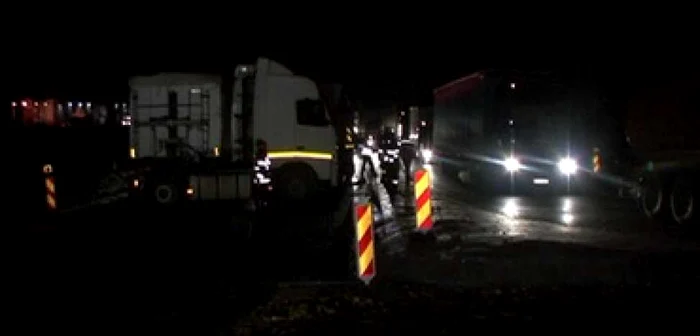 Sibiu: O coliziune între un autocamion şi o Dacie a blocat traficul pe DN1 timp de o oră