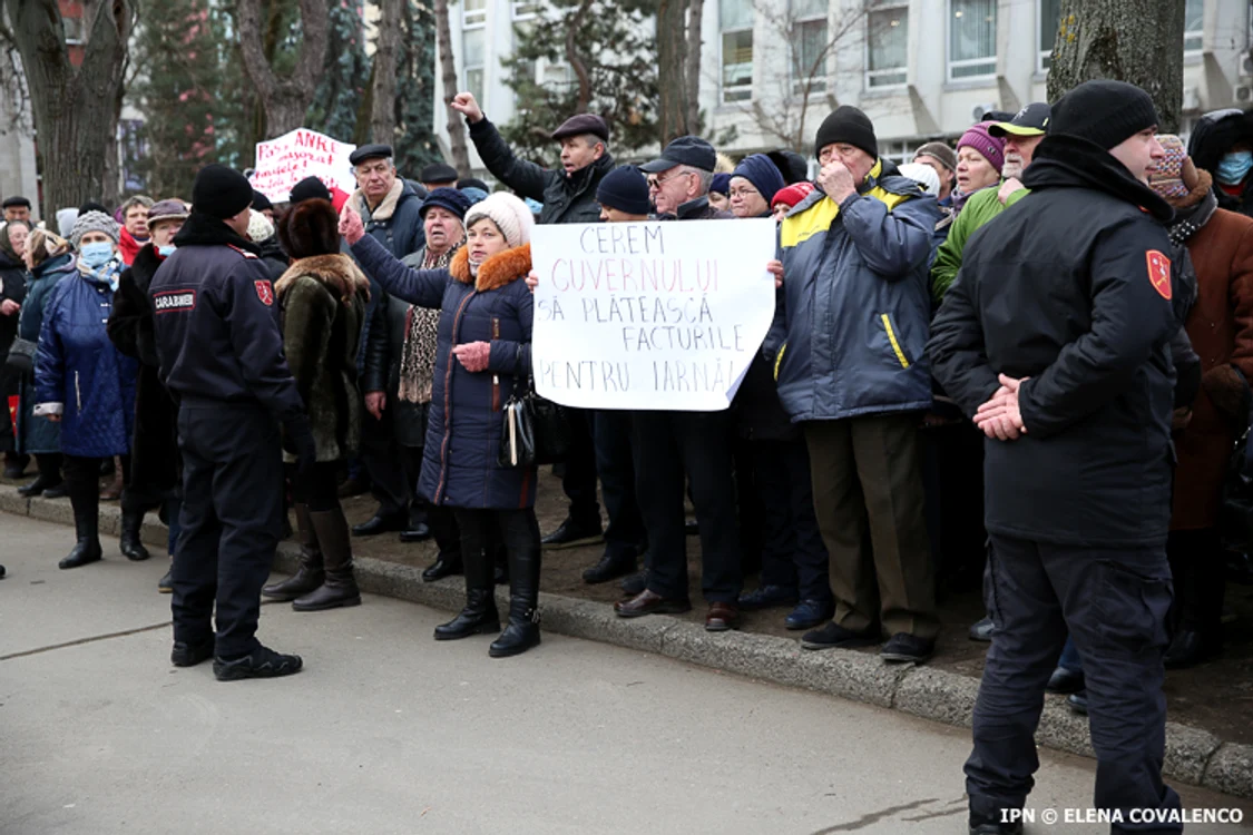 Protest în fața Parlamentului de la Chișinău, în ziua învestirii noului Guvern. FOTO: Ipn.md