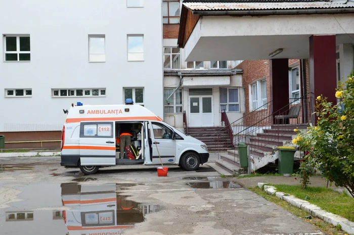 Mama fetiţei a fost transportată de urgenţă la Spitalul Oţelu Roşu FOTO CRISTIAN FRANŢ