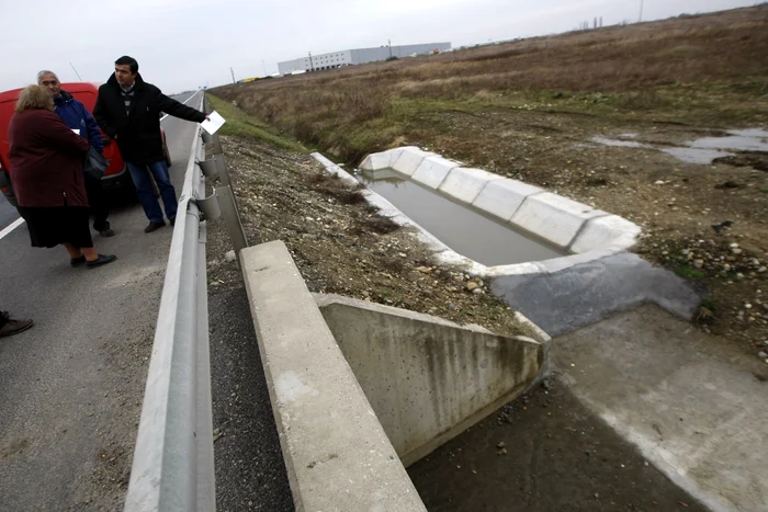 Tipic românesc: Constructorii au înfundat şanţul de scurgere a aperi