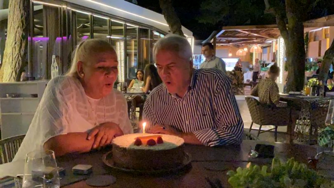 Anul trecut, Dana și Adrian Năstase au sărbătorit ziua nunții pe Valea Cernei, de unde nu a lipsit șampania