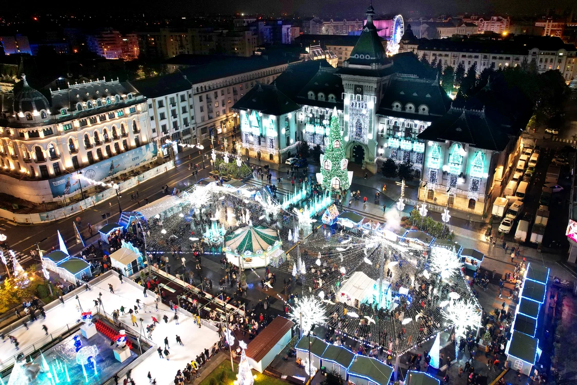 un targ de craciun cu multe luminite, cu un patinoar si decoratiuni