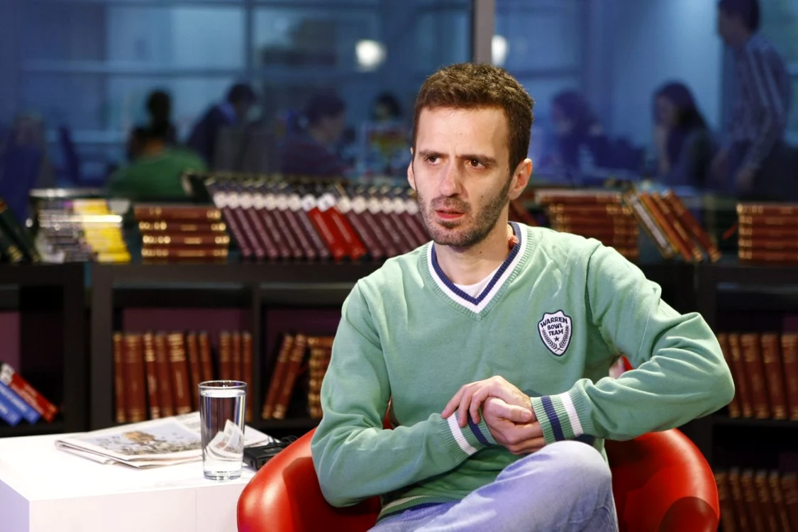 Adrian Teleşpan e fost producător TV, a studiat jurnalismul, dreptul şi actoria, pentru ca acum să fie şomer în Regatul Unit şi în vogă la noi.  FOTO David Muntean