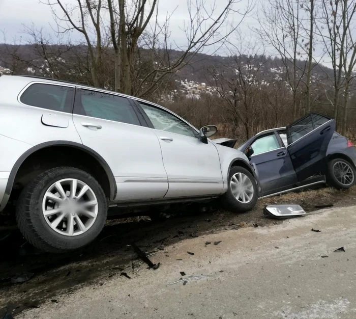 Poliţiştii au deschis un dosar penal pentru vătămare corporală din culpă şi continuă cercetările pentru a stabili exact cum s-a petrecut accidentul.