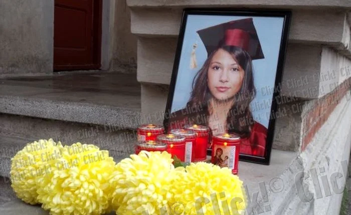 
    Andreea Avramescu era studentă la Cibernetică şi preşedinta organizaţiei Voluntari pentru Idei şi Proiecte.  