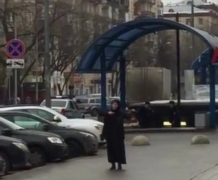 Femeia, îmbrăcată în burka, umbla cu capul retezat al copilului pe stradă