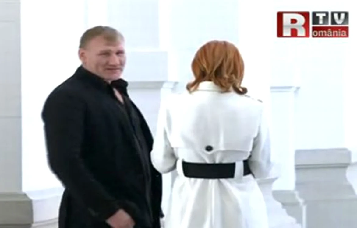 
    Tolea Ciumac a făcut semne obscene la tribunal. (captură video România TV)  