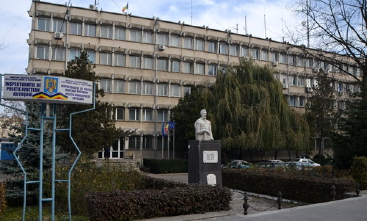 Bărbatul a fost dus în arestul poliţiei la Botoşani FOTO bt.politiaromana.ro