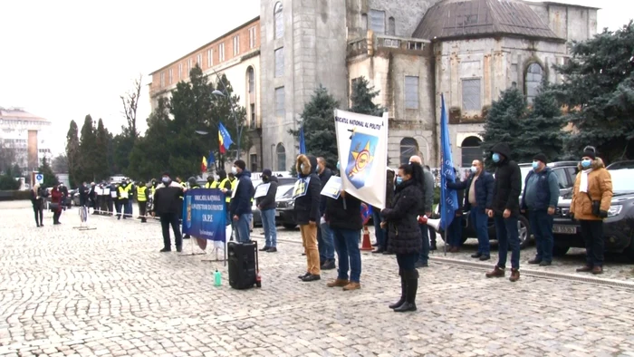 Protest al poliţiştilor la Prefectura Botoşani FOTO Cosmin Zamfirache