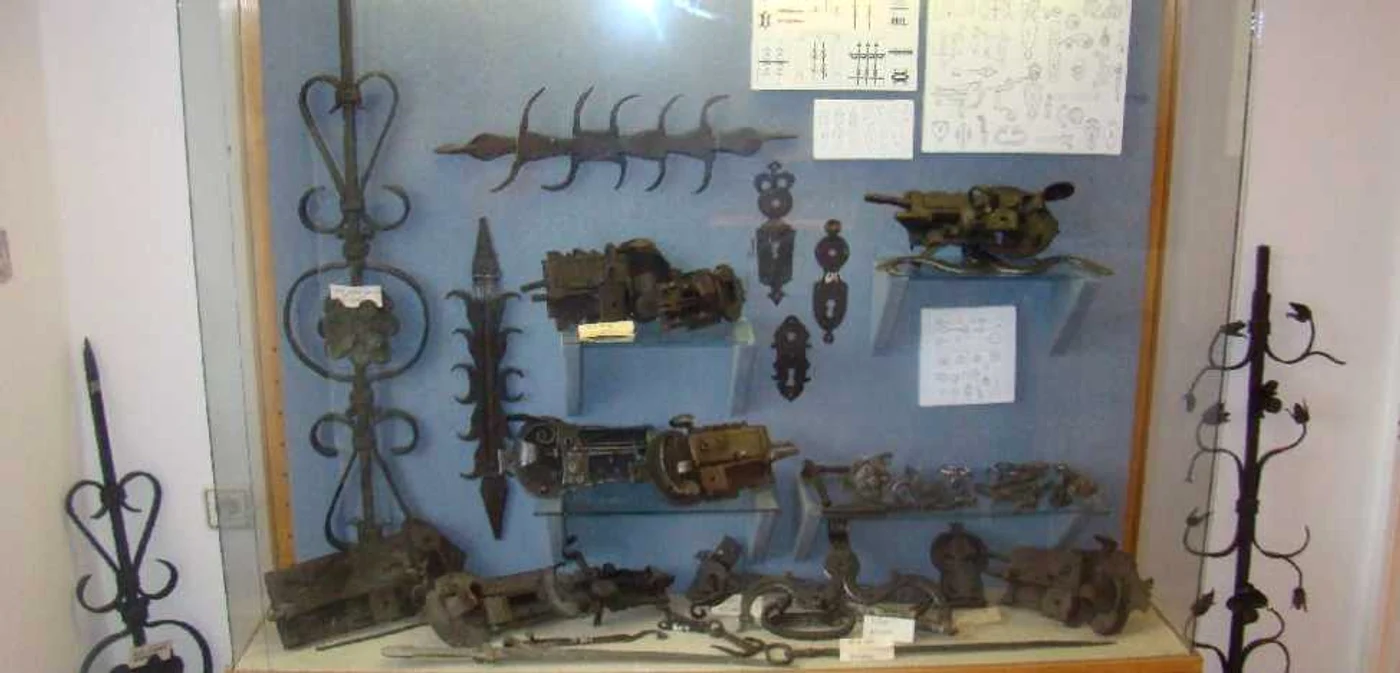 Obiecte fabricate din fierul de la Rimetea: broaşte uriaşe pentru uşi