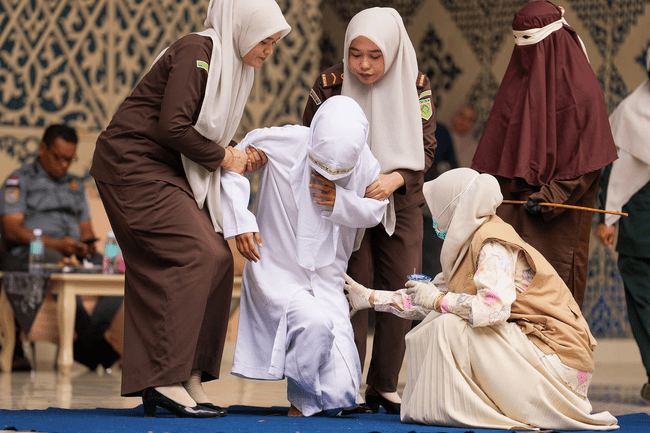 Au fost biciuiți în public pentru adulter! Scene șocante în Indonezia