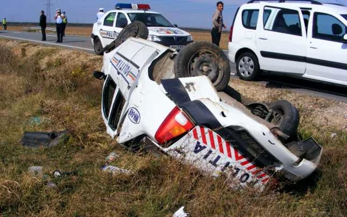 Maşina poliţiei răsturnată pe marginea drumului FOTO Corina Macavei