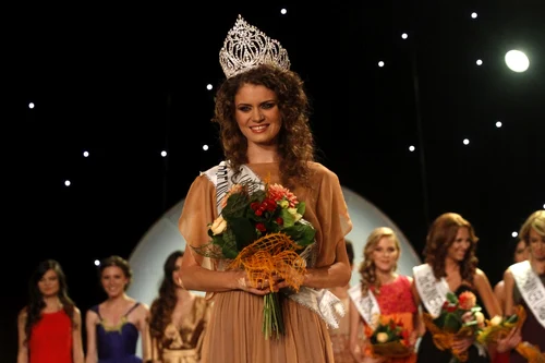 Roxana Oana Andrei pozeaza dupa ce a castigat titlul de Miss Universe Romania 2013 FOTO Mediafax