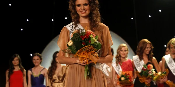 Roxana Oana Andrei pozeaza dupa ce a castigat titlul de Miss Universe Romania 2013 FOTO Mediafax