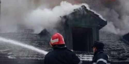 Pompierii au intervenit pentru lichidarea incendiului (foto arhivă)