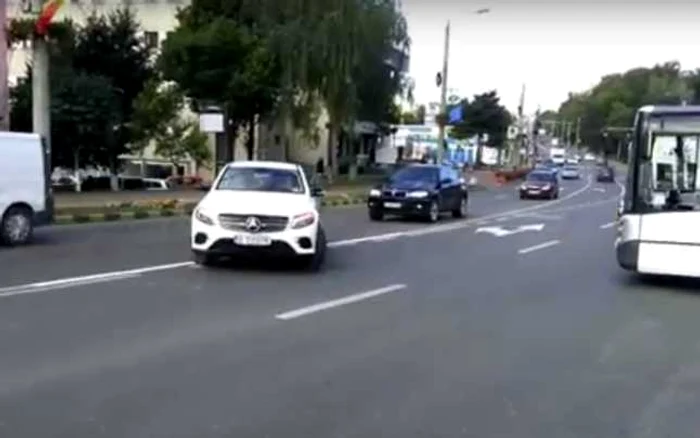 Linia continuă călcată frecvent de către şoferi. FOTO Captură video