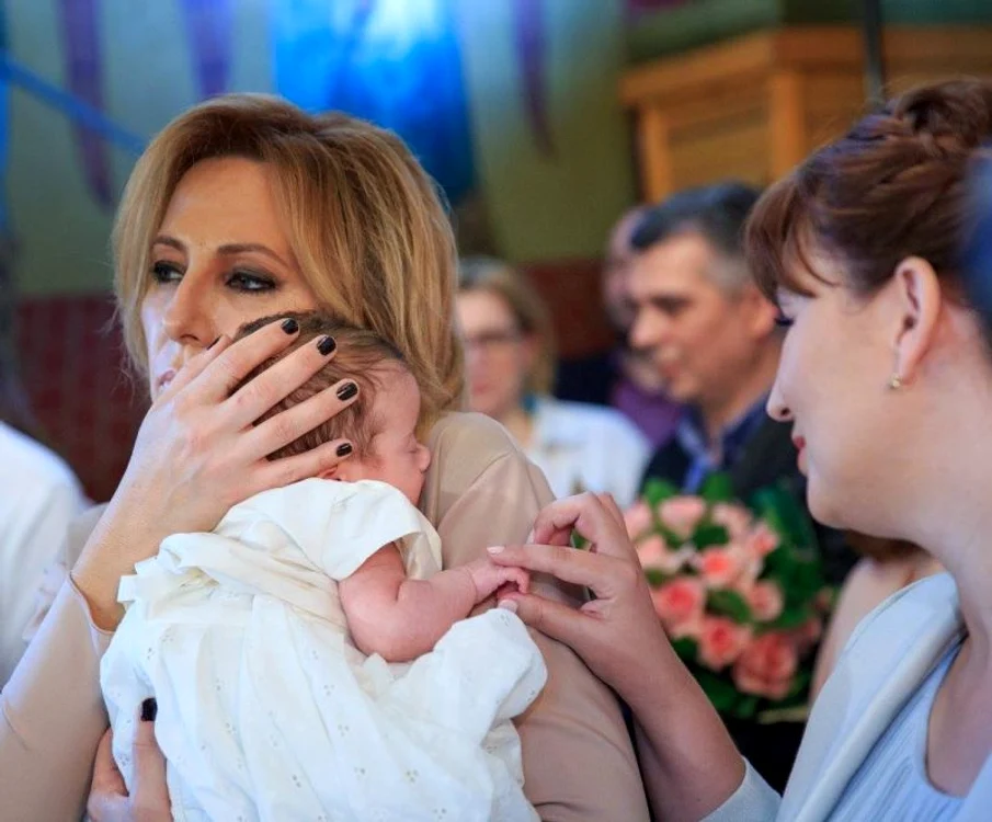 Fetiţa Sandei a fost botezată de Irina Păcurariu, vedeta TVR