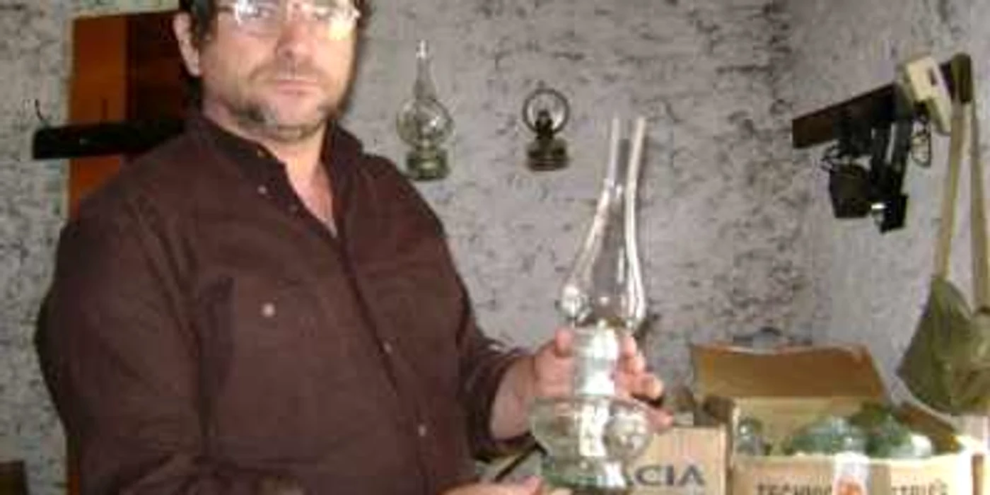 Marin Manea ansamblează şi vinde lămpi pe gaz